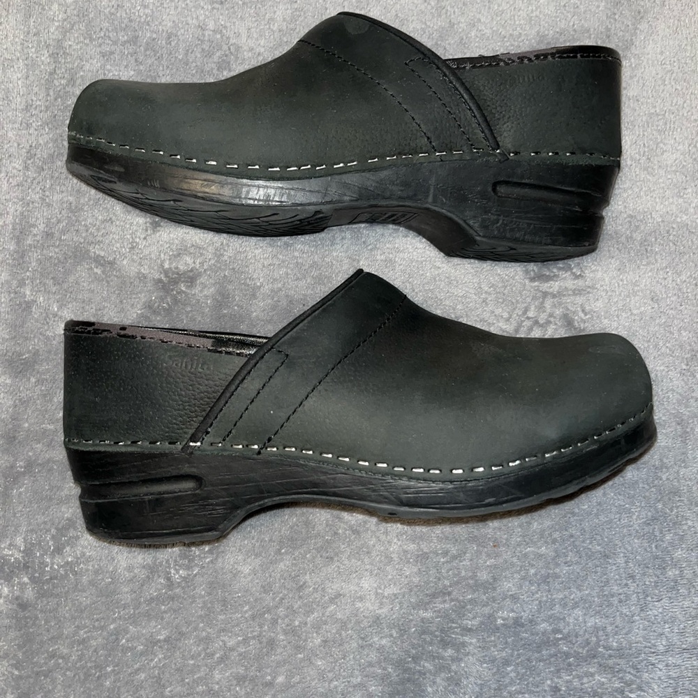 Sanita Women's Professional Oil Closed Leather Clog